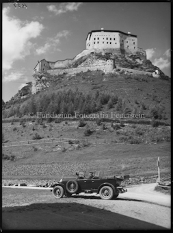 Auto von Nägeli mit Schloss Tarasp
