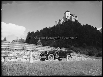 Auto von Nägeli mit Schloss Tarasp