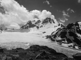 Piz Kesch mit Wolkenstimmung