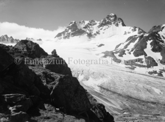 Piz Kesch mit Steinmänchen links