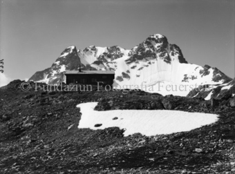 Piz Kesch mit Hütte, davor kleines Schneefeld
