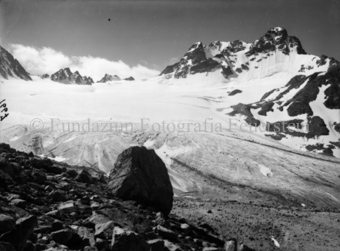 Piz Kesch, grosser Stein im Vordergrund