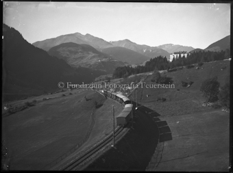 Eisenbahnlinie mit Zug Disentis