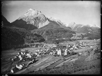 Scuol mit Spital im Vordergrund Pisocgruppe ohne Wolke
