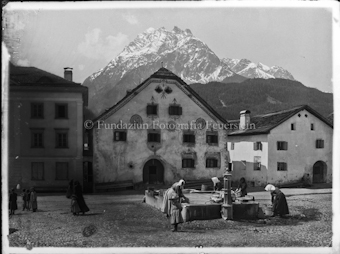 Scuol, Dorfplatz mit Haus Sarott