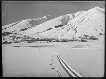 Zuoz Winter Dorf mit Skigelände
