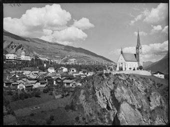 Scuol Kirche mit Ober und Unterdorf