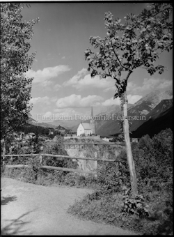 Scuol Kirche von Fussweg aus