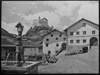 Schloss Tarasp mit Sparsels, Brunnen