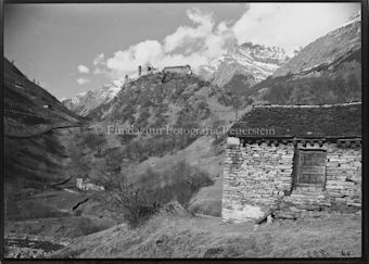 Mesocco Ruine von Westen, Steinhütte im Vordergrund
