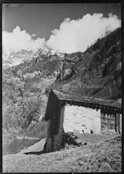 Mesocco Motiv, Steinhütte und Wasserfall