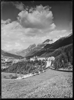 Waldhaus (Vulpera) von Villa Engadina aus, mit Wolke