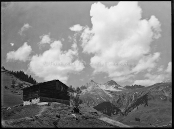Camischolas bei Sedrun, Motiv Hütte mit Wolke