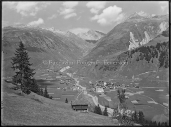 Sedrun mit Dorfbach mitten durchs Bild