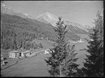 Hotel Alpina mit Dorf Cierfs