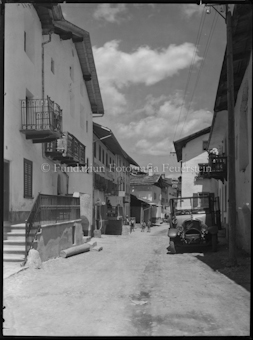 St. Maria Dorfgasse mit Auto