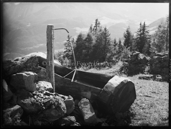 Brunnentrog vor der Alphütte