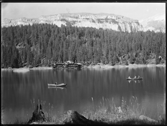 Flims mit Caumasee mit zwei Gondeln