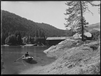 Flims mit Caumasee mit einer Gondel Baum rechts