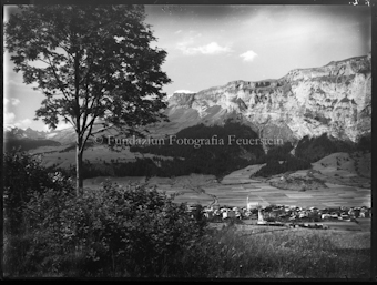 Flims Dorf mit Baum links