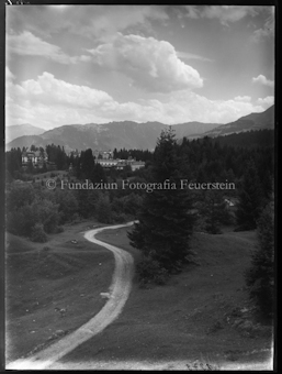 Flims, Waldhäuser Strasse ins Bild führend