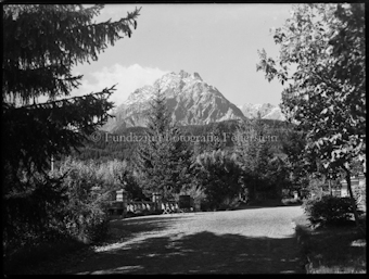 Engadinerhof Blick von Park auf Pisoc