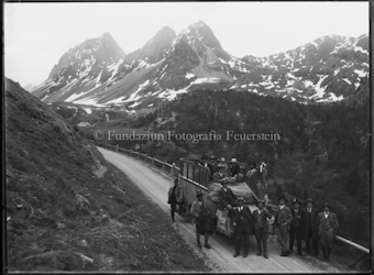 Zernezer Schützen mit Auto am Albulapass