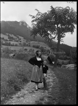 Weissenberg, Frau und Kind in Tracht