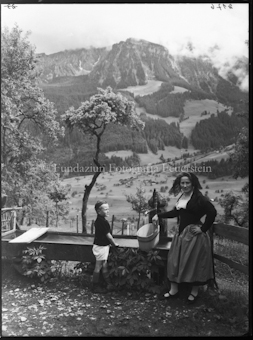 Weissenberg, Frau und Kind in Tracht