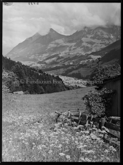 Weissenberg schöne Landschaft Wiese im Vordergrund