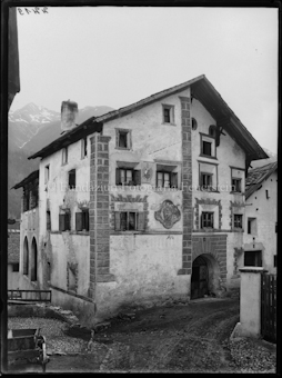 Engadinerhaus in Ardez (zwei Platten)