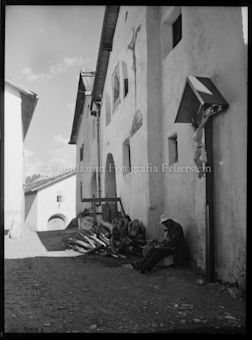 Tarasp Dorfgasse (Mann am Dengeln) 