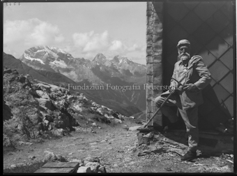 Piz Kesch, Hütte mit Hüttenwart