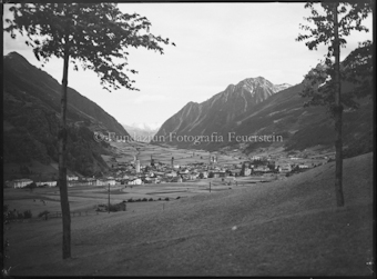 Poschiavo  links und rechts ein Baum