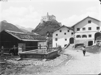Schloss Tarasp mit Brunnen und Knabe