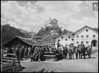 Schloss Tarasp mit Brunnen und Personengruppe