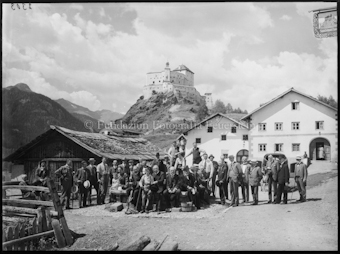 Schloss Tarasp mit Brunnen und Personengruppe