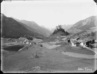 Schloss Tarasp mit Fontana Tarasp und See