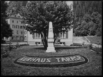 Kurhaus Tarasp, Eingangsbereich mit Obeliks