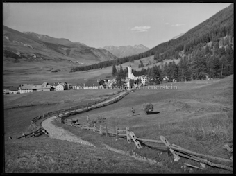 Campovasto mit Zuoz Strasse im Bild führend