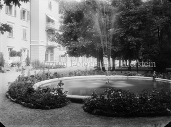 Kurhaus Tarasp, Park mit Springbrunnen