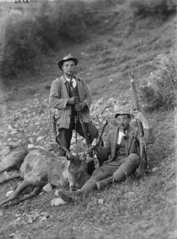 Zwei Jäger mit Hirsch, Zernez