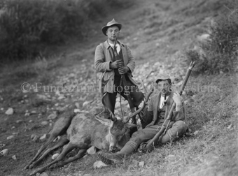 Zwei Jäger mit Hirsch, Zernez