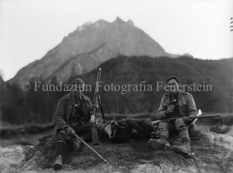 Zwei Jäger mit Gämse