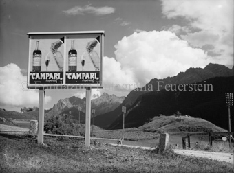 Landstrasse mit Campari-Werbung, Aufnahme für Perl, Ardez