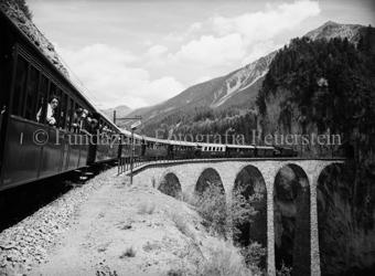 Mitropazug, RhB-Zug auf Viadukt, Aufnahme für Perl, Ardez