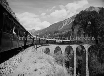 Mitropazug, RhB-Zug auf Viadukt, Aufnahme für Perl, Ardez