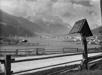 Müstair, mit Wegkreuz im Vordergrund