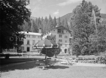 Alveneu, Kurhaus Bad, mit Sonnenschirm und Tischen