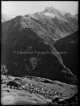 Ardez, Blick von Mot del Om aufs Dorf